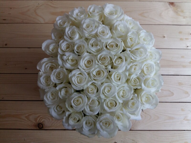 pugét 60 bílých růží